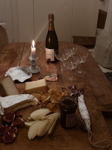 French Cheese Plate, Dinner Party Entrees, Wine And Dine, Cozy Cottage, Slow Living, Pretty Food, Dinner Table, Food Styling, Aesthetic Food