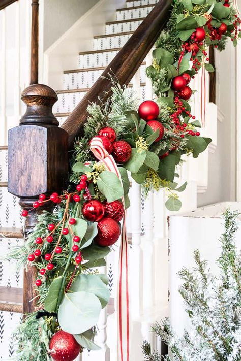 Bannister Christmas Decor, Christmas Banister Garland, Garland With Ornaments, Xmas Ornaments Diy, Stairway Garland, Aesthetic Home Design, Banister Garland, Porch Garland, Christmas Banister