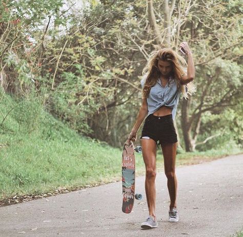 http://weheartit.com/entry/218298126 Surfer Girl Outfits, Surfergirl Style, Surfer Hair, Surfer Girls, Skate Girl, Surfer Girl Style, Skateboard Girl, Floaty Dress, Skater Girls