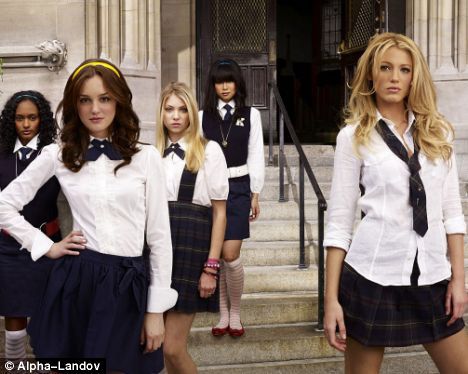 Serena & Blair Costumes Blair E Serena, Gossip Girl Wallpaper, Mode Gossip Girl, Estilo Gossip Girl, Preppy Handbook, Blair And Serena, Gossip Girl Blair, Jenny Humphrey, All Girls School