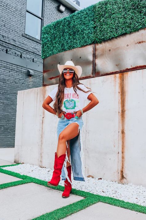 Western Mini Skirt Outfit, Patriotic Western Outfit, Texan Style Outfits, Sparkly Country Outfit, Tenesse Outfit Summer, Summer Cowgirl Aesthetic, Edgy Country Concert Outfit Inspiration, Buying Beverly Hills Outfits, Neon Western Outfit