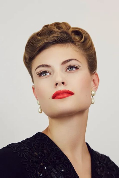 1940’s Makeup, 1940's Makeup, 40s Makeup, 1940s Makeup, 50s Makeup, Wedding Makeup Vintage, Vintage Makeup Looks, 40s Hairstyles, 1940s Women