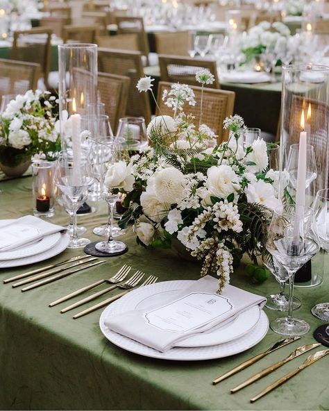 Green Tablescape, Olive Green Weddings, Classic Wedding Decorations, Green Wedding Colors, Ultra Luxury, Sage Green Wedding, Luxury Wedding Photography, France Wedding, Theme Color