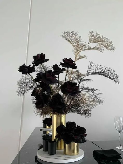 Love the black with the gold Black Flowers Gold Vase, Black Dahlia Arrangement, Black Rose Centerpiece Wedding, Black Rose Decoration, Black Floral Arrangements Wedding, Black Roses In Vase, Black Roses Decor, Black Rose Arrangements, Black Floral Centerpieces