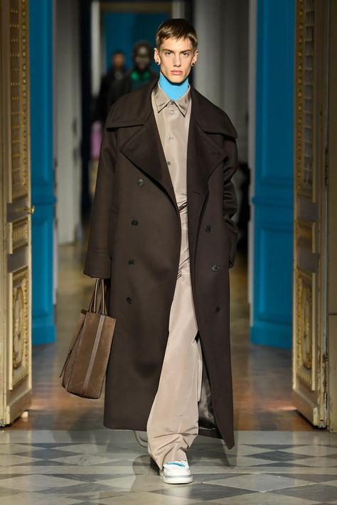 Valentino Men's Fall 2024 [PHOTOS] Valentino Suit, Valentino Menswear, Valentino Men, Mens Fall, Fall 2024, Mens Street Style, Long Coat, Get Dressed, Couture Fashion