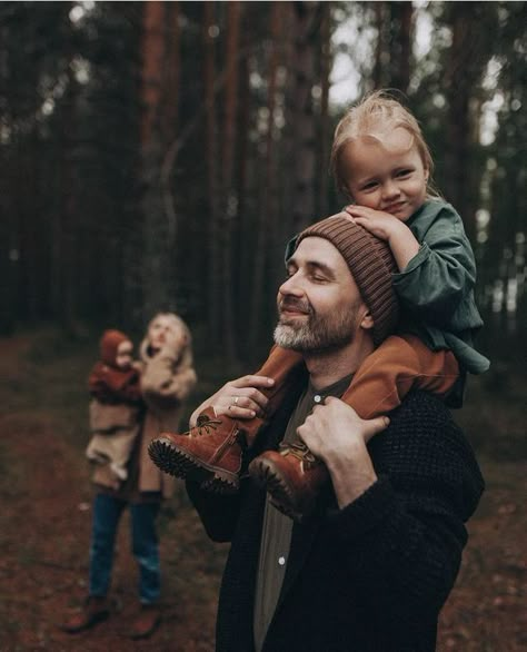 Adventure Family Photography, Hiking Family Photoshoot, Cabin Family Photoshoot, Camping Family Photos, Artsy Family Photoshoot, Edgy Family Photos, Dark Family Photoshoot, Edgy Family Photoshoot, Autumn Family Photoshoot Outfits