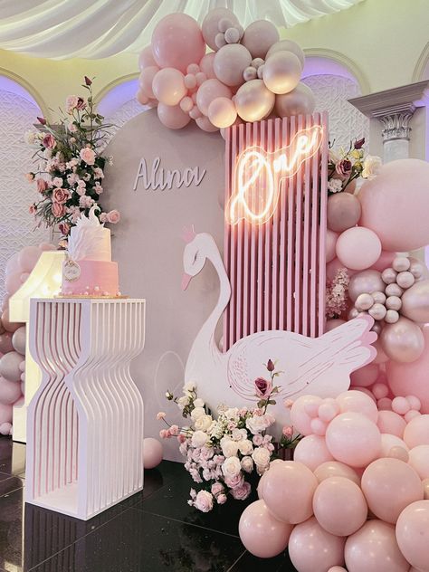 Swan Party Decorations, 1st Birthday Table Set Up, Swan Birthday Theme, Swan Theme Birthday Party, Swan 1st Birthday Party, Swan Baby Shower Ideas, Swan Birthday Party Ideas, Swan Birthday Party, Baby Shower Swan