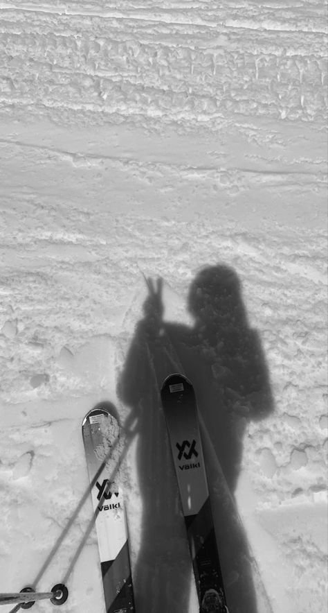 Winter Fotos, Black Diamond Ski, Ski Trip Aesthetic, Mode Au Ski, Skiing Aesthetic, Ski Aesthetic, Ski Hill, Ski Vacation, Black Background Wallpaper