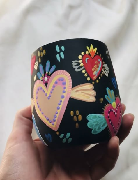 Cantarito Painting Ideas, Mexican Flower Pots, Mexican Folk Art Decor, Mate Idea, Heart Art Projects, Diy Pottery Painting, Painted Clay Pots, Mexican Crafts, Ceramic Workshop