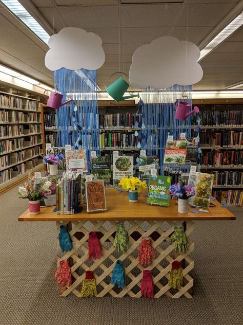 May 2018 : Gardening Books Read Grow Inspire Book Week Display, April Book Displays, Book Week 2023 Read Grow Inspire, Read Grow Inspire Book Week, Spring Book Display, Bookstore Organization, Elementary School Library Design, Read Grow Inspire, Spring Display Ideas