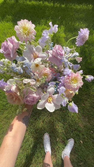 Wedding Florals Lavender, Flowers Bridesmaids, Lavender Prom Bouquet, Blue Flower Arrangements Wedding, Lavender Aesthetic Wedding, Pink And Lilac Wedding, Periwinkle Bouquet, Periwinkle Wedding Flowers, Lavender Bouquet Wedding