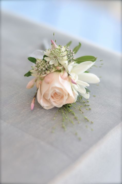 Don't miss any details with Lucy's Florist providing the most delicate and beautiful Boutonnièr's for your partner! Bridesmaid Corsage, Button Holes Wedding, Blush Wedding Flowers, Corsage Prom, Prom Flowers, Flower Corsage, Corsage Wedding, Boutonniere Wedding, Bride Bouquets