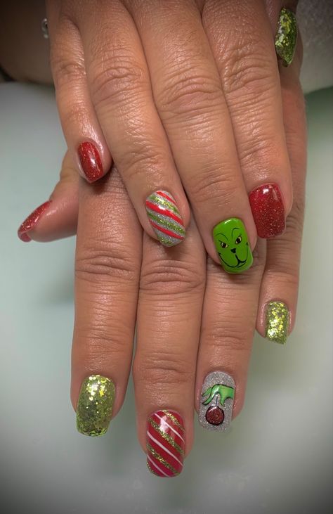 Grinch Nail Designs Short, Christmas Nails With Christmas Lights, Grinch Nails For Kids, Simple Grinch Nails Easy, Grinch Christmas Nail Designs, Grinch Manicure, Grinch Gel Nails, Grinch Acrylic Nails, Grinch Nails Designs Easy