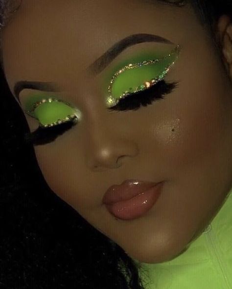 Lime Green Makeup Looks Black Women, Green Rhinestone Makeup, Christmas Simple Makeup, Fairy Makeup Green, Makeup Ideas Douyin, Green Halloween Makeup, Green Glitter Makeup, Beabadoobee Makeup, 90 Makeup