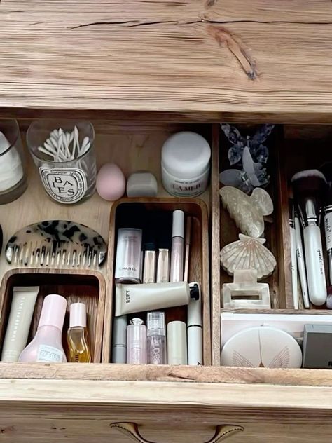 Minimal Makeup Organization, Organizers For Makeup, Make Up Drawer, Long Layers Hair, Aesthetic For Men, Hair Inspo Blonde, Vanity Inspo, Bathroom Aesthetic, Dream Apartment