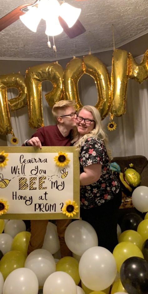 Prom Proposal Sunflower, Sunflower Promposal, Hoco Posters, Hoco Signs, Homecoming 2023, Hoco Mums, Homecoming Floats, Prom Proposals, Cute Prom Proposals