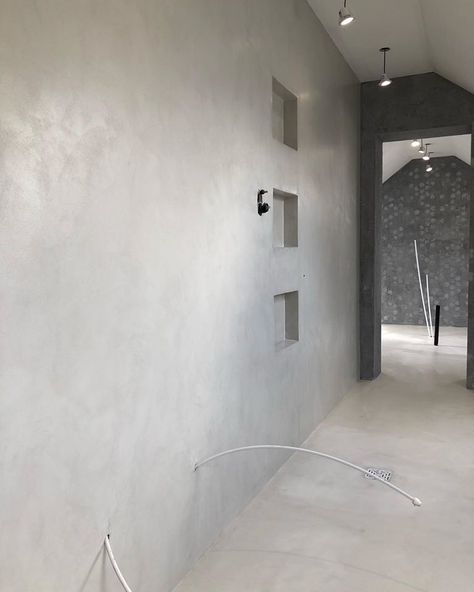 Polished Cement Wall, Micro Cement Wall Living Room, Polished Concrete Wall, Micro Cement Walls, Micro Cement Bathroom Wet Rooms, Cement Walls Interior, Micro Cement Wall, Micro Cement Kitchen, White Cement