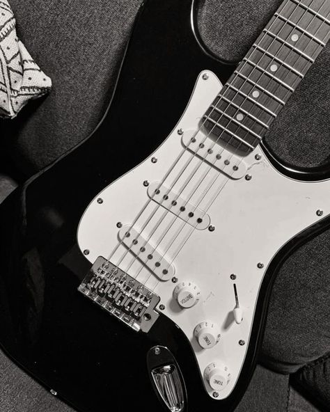 Black And White Electric Guitar, Pretty Guitars, Black Electric Guitar, Electric Guitar Design, Guitar Obsession, Guitar Pics, Cool Electric Guitars, Guitar Solo, Music Aesthetic