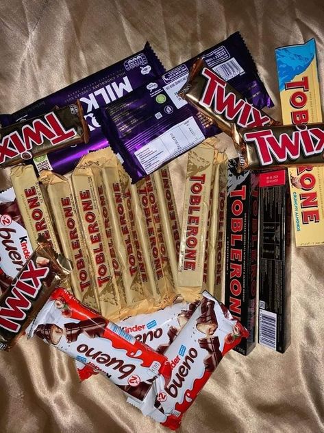 Twix Chocolate Aesthetic, Toblerone Aesthetic, Bunch Of Chocolates, Dairymilk Cadbury, Chocolate Toblerone, Bueno Chocolate, Chocolate Cadbury, London Chocolate, Chocolate Tumblr