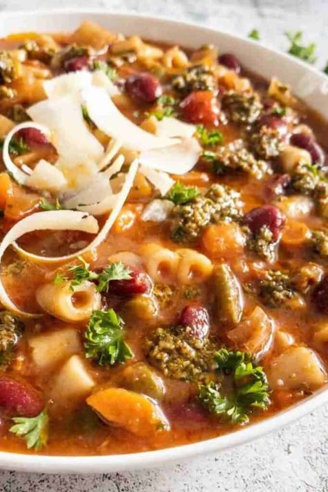 Slow Cooker Minestrone Soup, Spicy Pesto, Slow Cooker Minestrone, Slow Cooker Dinner Recipes, Minestrone Soup Recipe, Slow Cooker Dinner, Supper Ideas, Minestrone Soup, Soup Season