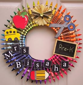 Crayon Wreath, School Wreaths, Teacher Wreaths, Diy Crayons, Teacher Craft, Teachers Diy, Diy Teacher Gifts, School Teacher Gifts, Teacher Christmas