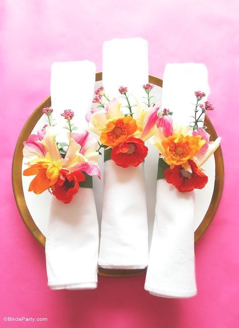 DIY Floral napkin Rings - Super quick and easy, perfect for jazzing up a Mother's Day table! - BirdsParty.com Floral Napkin Rings, Napkin Rings Diy, Birthday Table Decorations, Diy Napkins, Fleurs Diy, Floral Napkins, Dinner Table Setting, Napkin Folding, Brunch Ideas