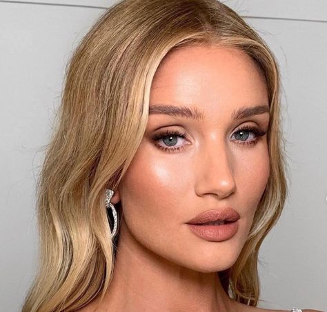 Mata Hooded, Candice Swanepoel Makeup, Rosie Huntington Whitely, Deep Set Eyes Makeup, Eye Makeup For Hooded Eyes, Wedding Hairstyles And Makeup, Deep Set Eyes, Cute Eyeshadow Looks, Patrick Ta