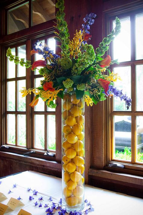 floral and fruit arrangement Flower Arrangements With Limes, Lemon Arrangements Vases, Lemon Themed Flower Arrangements, Lime Floral Arrangements, Lemon And White Flower Centerpiece, Lemon Ideas, Tall Floral Arrangements, Event Decorating, Yellow Bouquets