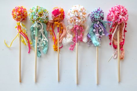 Magical Spells, Rainbow Pom Pom, Pom Pom Mobile, Afternoon Crafts, Lifestyle Website, Diy Wand, Diy Pom Pom, Just Chill, Pom Pom Maker