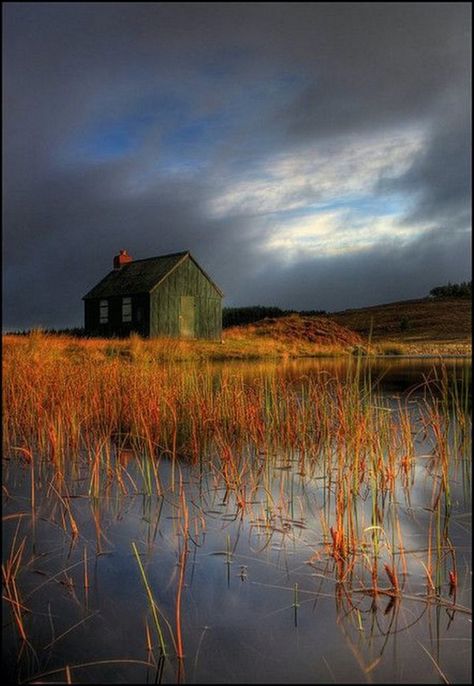 Kinross Scotland, Scenic Travel, Scotland Uk, Old Barns, Landscape Photos, Old House, Beautiful World, In The Middle, Beautiful Landscapes