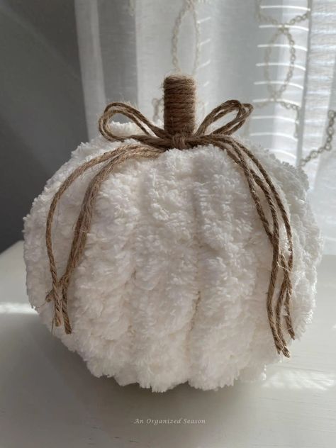 How To Make Pumpkins Out Of Chunky Yarn, Decorating Foam Pumpkins, Loop Yarn Pumpkin, Chunky Yarn Pumpkins Diy, Chunky Yarn Pumpkins, Yarn Pumpkins, Green Pumpkins, Halloween Yarn, Knit Decor