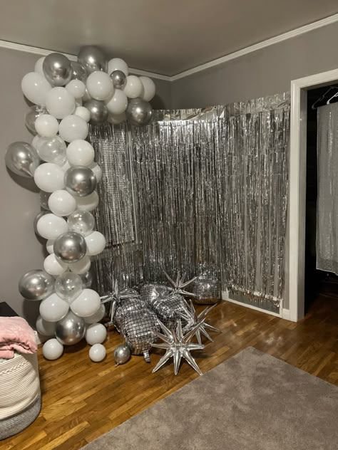 Diamonds And Disco Theme, Bachelorette Picture Backdrop, Picture Wall Ideas Party, Glitz And Glam Bachelorette Party Decorations, Diamond Decorations Party Ideas, White And Silver Decorations Party, Bachelorette Party Backdrop Ideas, Prom Picture Backdrop Ideas, Disco And Diamonds