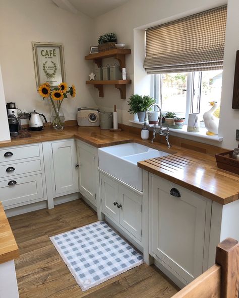 Trendy Farmhouse Kitchen, Wooden Worktops, Wooden Counter, Kitchen Corner, Kitchen Concepts, Living Room Shelves, Kitchen Worktop, Trendy Kitchen, Wooden Kitchen