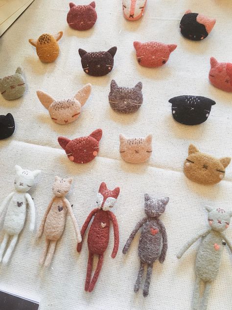 Animal Needle Felting, Cat Needle Felt, Needle Felting Jewelry, Needle Felting Food, Felt Brooch Diy, Handmade Brooches Ideas, Felted Brooches, Wool Brooch, Needle Felted Brooch