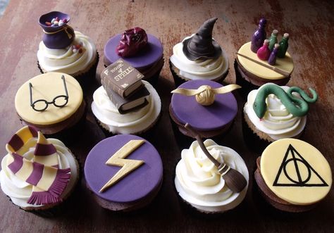 HP cupcakes Gateau Harry Potter, Harry Potter Cupcakes, Harry Potter Birthday Cake, Harry Potter Bday, Harry Potter Food, Festa Harry Potter, Anniversaire Harry Potter, Brownie Desserts, Harry Potter Birthday Party