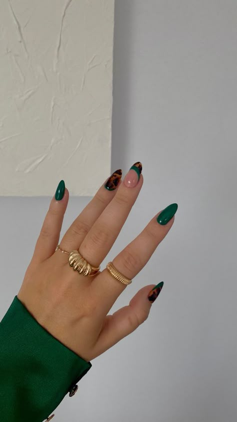 Elegant Green Nail Designs, Tortoise And Green Nails, Nail Natural Design, Tortus Shell Nails, Green Tortoise Shell Nails, Jewel Toned Nails, Moody Nail Designs, Earth Tone Nails Designs, Late Fall Nails