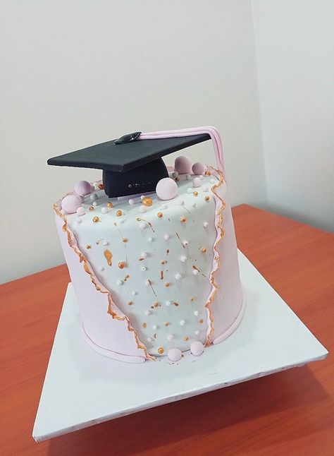 Graduation Cake Ideas, Birthday Cake Alternatives, Graduation Cake Designs, Graduation Desserts, Graduation Party Cake, Candy Birthday Cakes, Cake Recepies, Anniversaire Diy, Cake Decorating Frosting