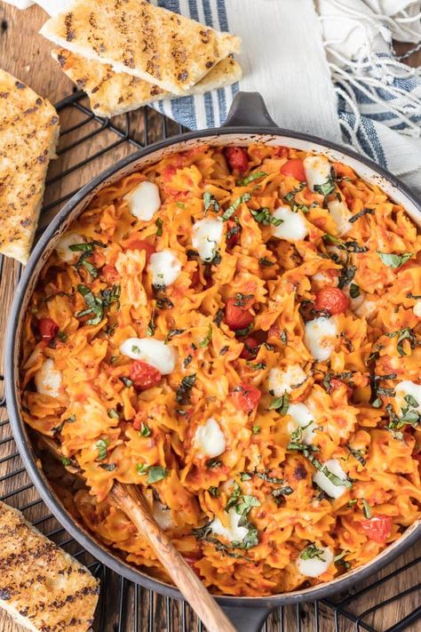 Caprese Pasta Bake, Caprese Casserole, Fresh Mozzarella Recipe, Tomato Pasta Bake, One Pot Wonder, Pasta Bake Easy, Meatless Dishes, Favorite Pasta Recipes, Caprese Pasta