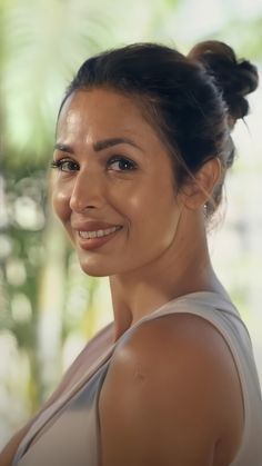 Mallika Arora, Malika Arora, Actress Hairstyles, Malaika Arora, Video Tiktok, Beautiful Dresses Short, Travel World, Photography Lifestyle, Love Kiss