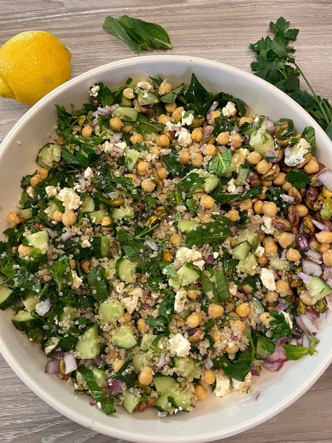 Salad Jennifer Aniston, Jennifer Aniston Salad, Aniston Salad, Lemon Vinaigrette Dressing, Dressing Simple, Lemon Vinaigrette, Vinaigrette Dressing, Large Salad Bowl, Vegetarian Soup