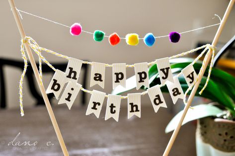 DIY Birthday Cake Banner with Pom-Poms Homemade Banners, Banner Craft, Happy Birthday Banner Diy, Party Banner Template, Diy Birthday Banner, Diy Birthday Cake, Anniversary Banner, Banner Diy, Cake Banner