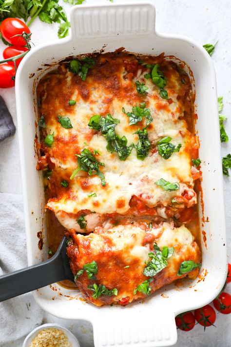 Looking for the best family meals to make? Here is an easy chicken recipe perfect for busy nights! Packed with flavor and nutrients, this is a healthy meal idea will have everyone at the table asking for more. This keto dinner is perfect one pan recipe anyone can make! Chicken Mozzarella Bake, Easy High Protein Recipes, Lazy Keto Meals, Chicken Recipes Baked, Mozzarella Bake, One Pan Recipe, Chicken Mozzarella, Easy Chicken Recipe, High Protein Foods