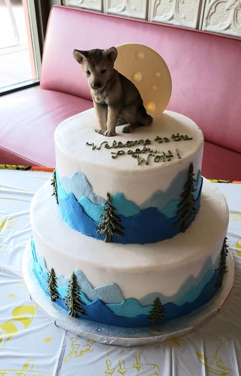 Baby shower cake. Mountain theme with a resin wolf.  Fondant moon. Cake Mountain Theme, Wolf Theme Cake, Wolf Theme Baby Shower Ideas, Wolf Fondant, Wolf Cakes For Kids, Wolf Cake Ideas, Doggie Cupcakes, Cake Mountain, Twin Baby Shower Cake