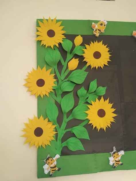 Sunflower Bulletin Board Ideas, Sunflower Classroom Decor, Folder Decorado, Sunflower Bulletin Board, Construction Paper Art, Bee Themed Classroom, School Art Activities, School Kids Crafts, School Board Decoration