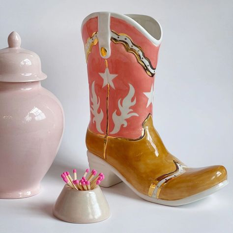 Cowboy Boot Ceramic Vase, Cowboy Boot Room Decor, Cowboy Boot Ceramic, Ceramic Cowboy Boot, Unique Clay Ideas, Cowgirl Home Decor, Vintage Glamour Decor, Cowboy Boot Vase, Boot Vase