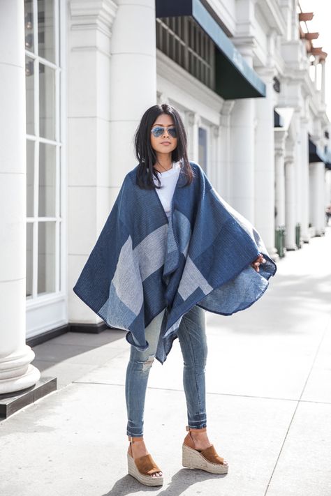 Denim Poncho, Patchwork Poncho, Sheryl Luke, Artisanats Denim, Walk In Wonderland, Jean Diy, Poncho Fashion, Denim Crafts Diy, Looks Jeans