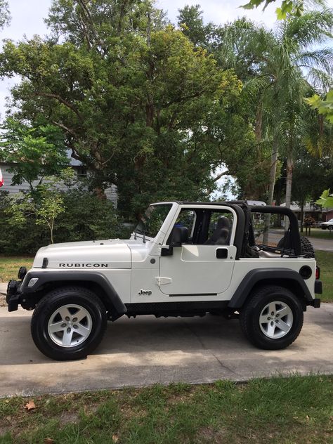 Top down Green Jeep, White Jeep, Car Deco, Beach Cars, Dream Cars Jeep, Girly Car, Car Goals, Jeep Models, Aesthetic White