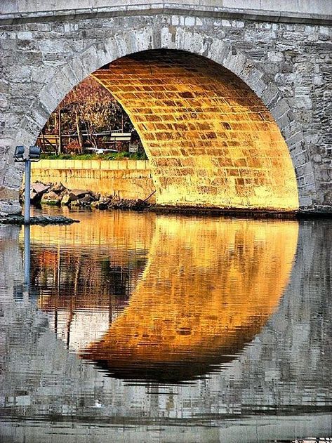 Bridge Over Water, Reflection Photos, Reflection Photography, Stone Bridge, Water Reflections, Body Of Water, Mirror Image, 그림 그리기, Beautiful Photography