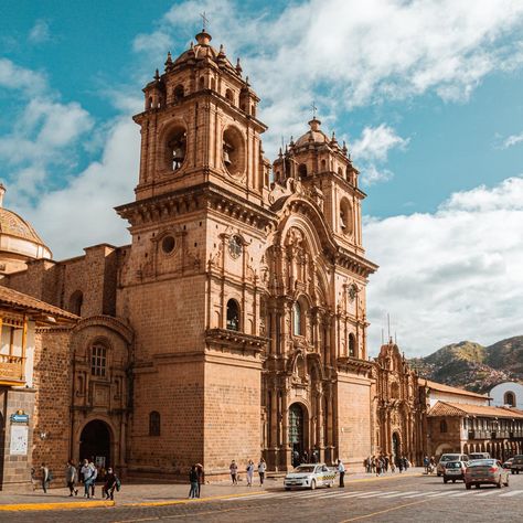 Hermosa e interesante arquitectura de la catedral y plaza de Cusco, un lugar lleno de historia. 🇵🇪 . . . . . . . #cusco #peru #travel #machupicchu #southamerica #travelphotography #travelgram #nature #instatravel #photography #cuscomagico #trip #photooftheday #igersperu #adventure #landscape #instagood #travelblogger #cuscoperu #visitperu #cuzco #inca #picoftheday #mountains #perú #traveling #igerscusco #plazadecusco #trekking #lima Cusco Peru Photography, Motorcycle Diaries, Landscape References, Adventure Landscape, Cusco Peru, Peru Travel, Don Juan, Gothic Architecture, Machu Picchu