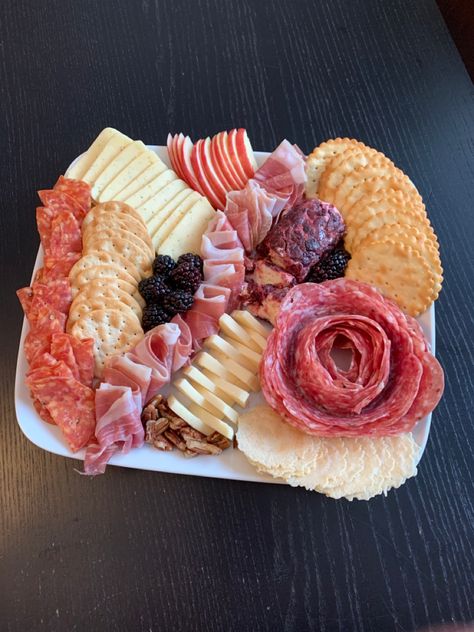 Small Cheese Board Ideas Simple, Coquette Charcuterie Board, Charcuterie Board Small Easy, Small Charcuterie Board Ideas Simple, Small Simple Charcuterie Board, Charcuterie Board Pink, Simple Charcuterie Board Ideas, Sandwich Charcuterie Board, Pink Charcuterie Board